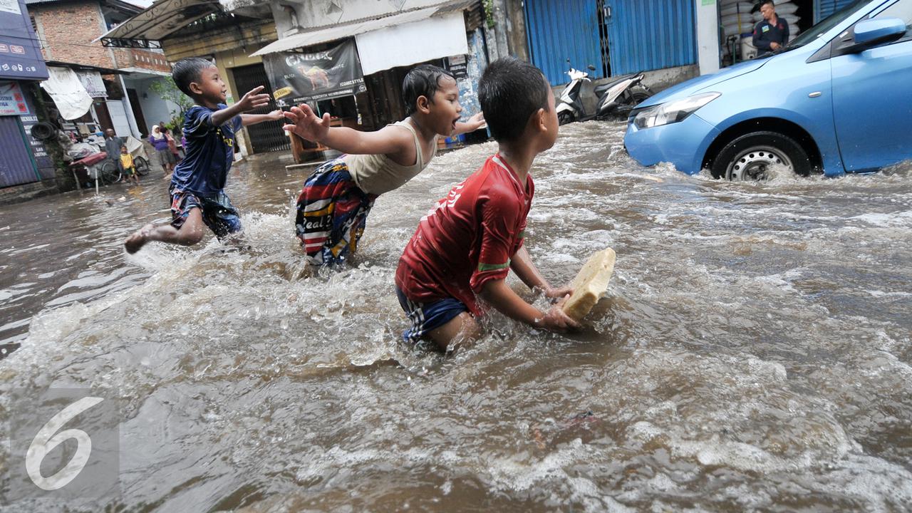 20160720-Anak Main Banjir-Jakarta- Yoppy Renato