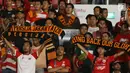 Suporter tim Macan Kemayoran memberi dukungan buat pemain Persija usai dikalahkan Home United pada laga kedua Semifinal Zona Asia Tenggara Piala AFC 2018 di Stadion GBK, Jakarta, Selasa (15/5). Persija kalah 1-3. (Liputan6.com/Helmi Fithriansyah)