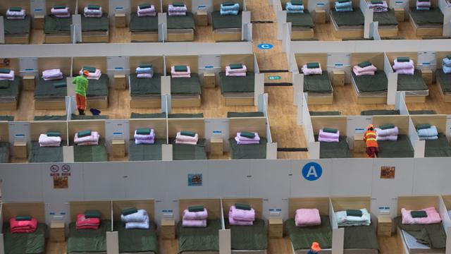 Bersih-Bersih Rumah Sakit Sementara Pasien Virus Corona