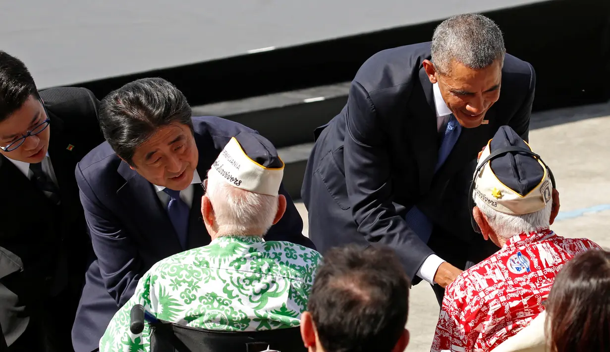 PM Jepang Shinzo Abe dan Presiden Barack Obama menyapa korban selamat Pearl Harbor setelah menyampaikan pidato di Joint Base Pearl Harbor-Hickam, Hawaii, (27/12). (REUTERS/Kevin Lamarque)
