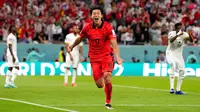 Pemain Korea Selatan Cho Gue-sung melakukan selebrasi usai mencetak gol ke gawang Ghana pada pertandingan sepak bola Grup H Piala Dunia 2022 di Stadion Education City, Al Rayyan, Qatar, 28 November 2022. Ghana mengalahkan Korea Selatan dengan skor 3-2. (AP Photo/Lee Jin-man)