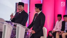 Capres dan Cawapres nomor urut 02 Prabowo Subianto-Sandiaga Uno saat Debat Capres Pilpres 2019 di Hotel Bidakara, Jakarta, Kamis (17/1). Debat perdana ini mengangkat tema hukum, hak asasi manusia, terorisme, dan korupsi. (Liputan6.com/Faizal Fanani)