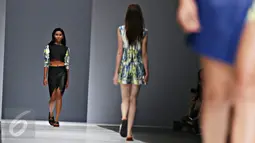 Sejumlah model berjalan diatas catwalk membawakan busana perancang Tex Saverio dalam Jakarta Fashion Week (JFW) 2016 di Senayan City, Jakarta, Sabtu (24/10/2015). Ini merupakan acara mode terbesar di Asia Tenggara. (Liputan6.com/Immanuel Antonius)