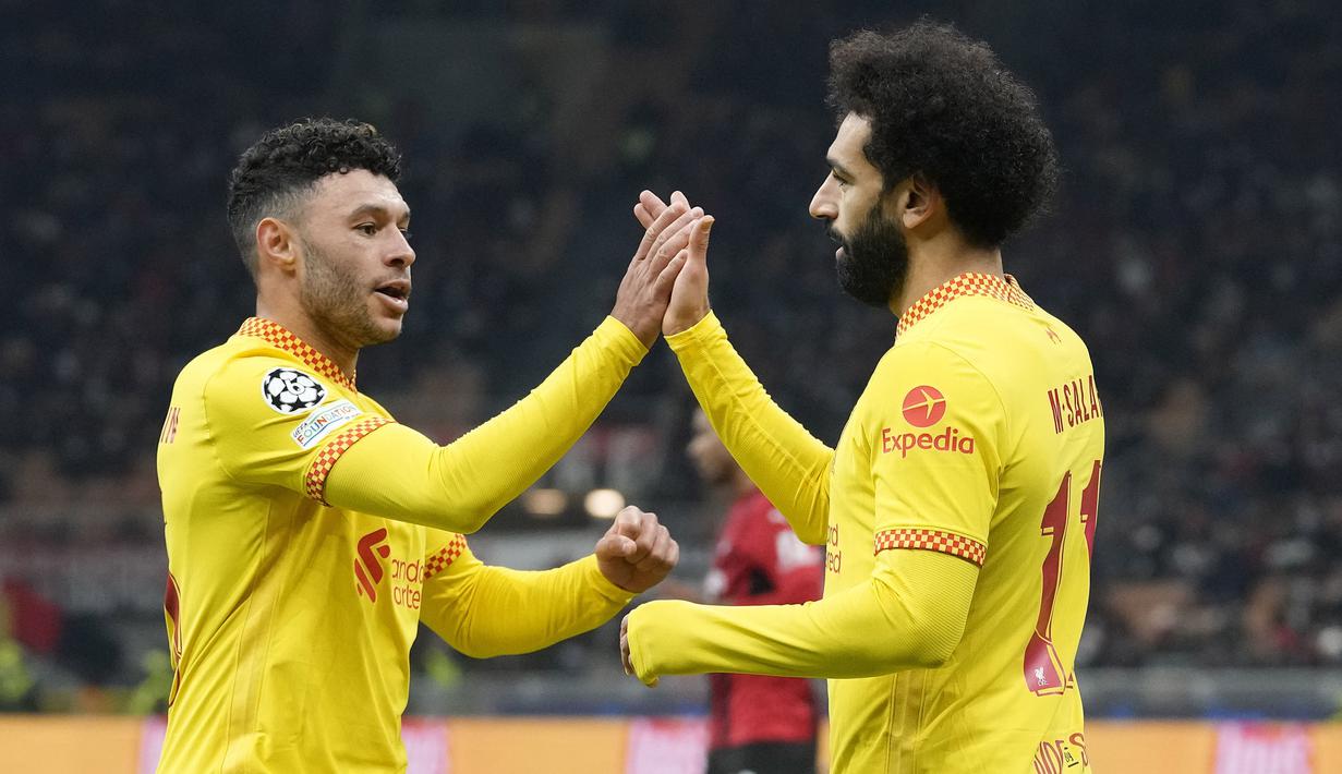 Sayangnya keunggulan AC Milan tak bertahan lama usai Mohamed Salah (kanan) berhasil menyamakan kedudukan 1-1 di menit ke-36. Pemain berkebangsaan Mesir tersebut berhasil memanfaatkan bola muntahan lewat sepakan keras jarak dekat yang tak mampu dibendung Maignan. (AP/Luca Bruno)