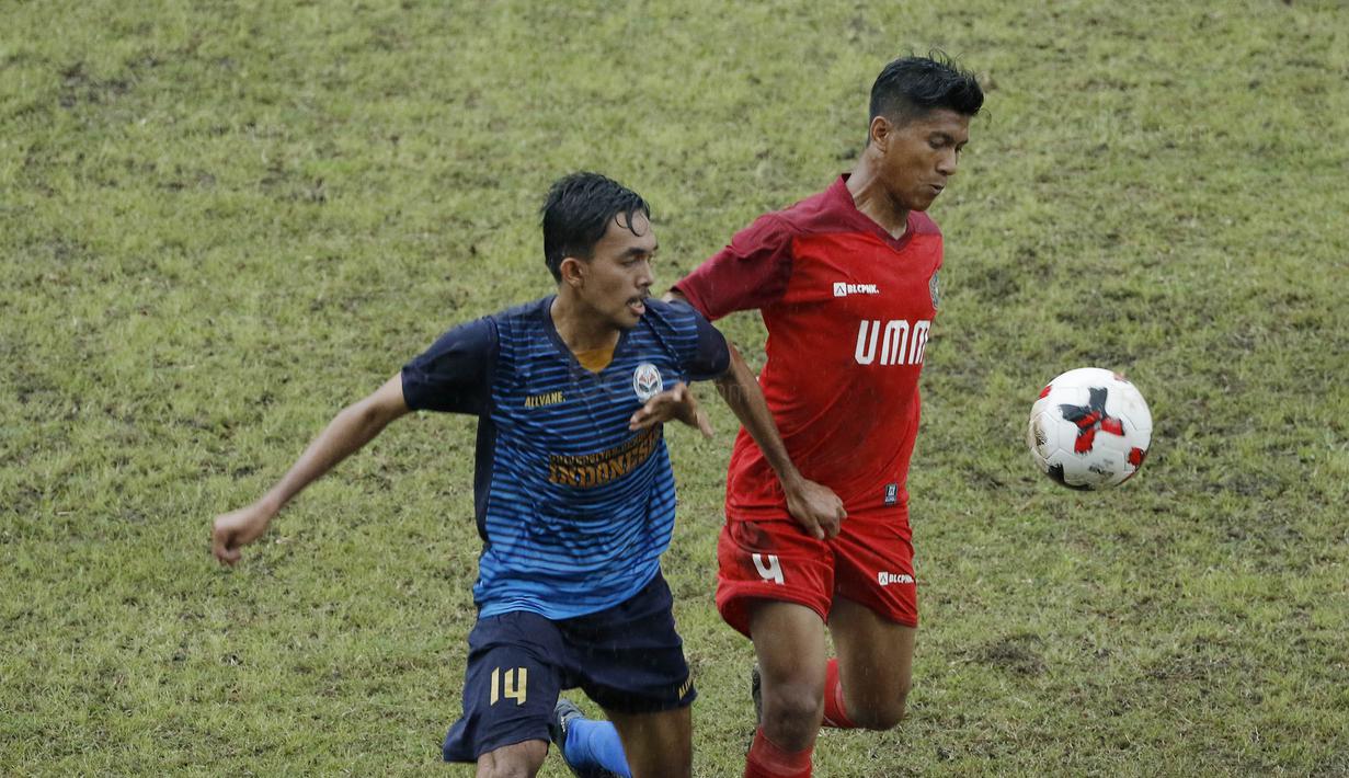 Pemain UMM berebut bola dengan pemain UPI pada laga Torabika Cup 2017 di Stadion Cakrawala, Malang, Rabu (22/11/2017). UMM kalah 0-1 dari UPI. (Bola.com/M Iqbal Ichsan)