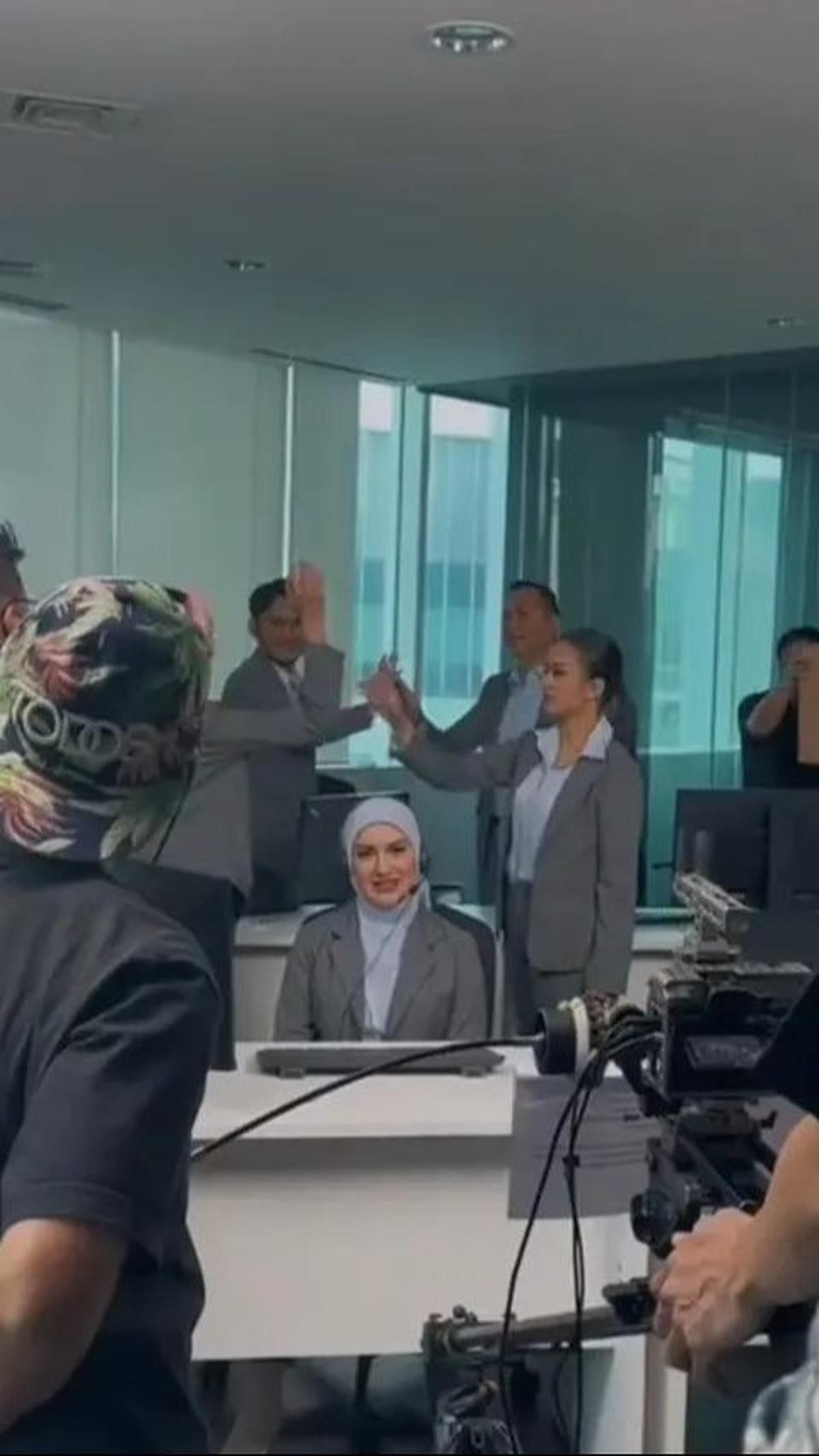Di saat Ammar Zoni disibukkan dengan kasus penyalahgunaan narkoba ketiga kalinya, inilah momen Irish Bella bekerja.
