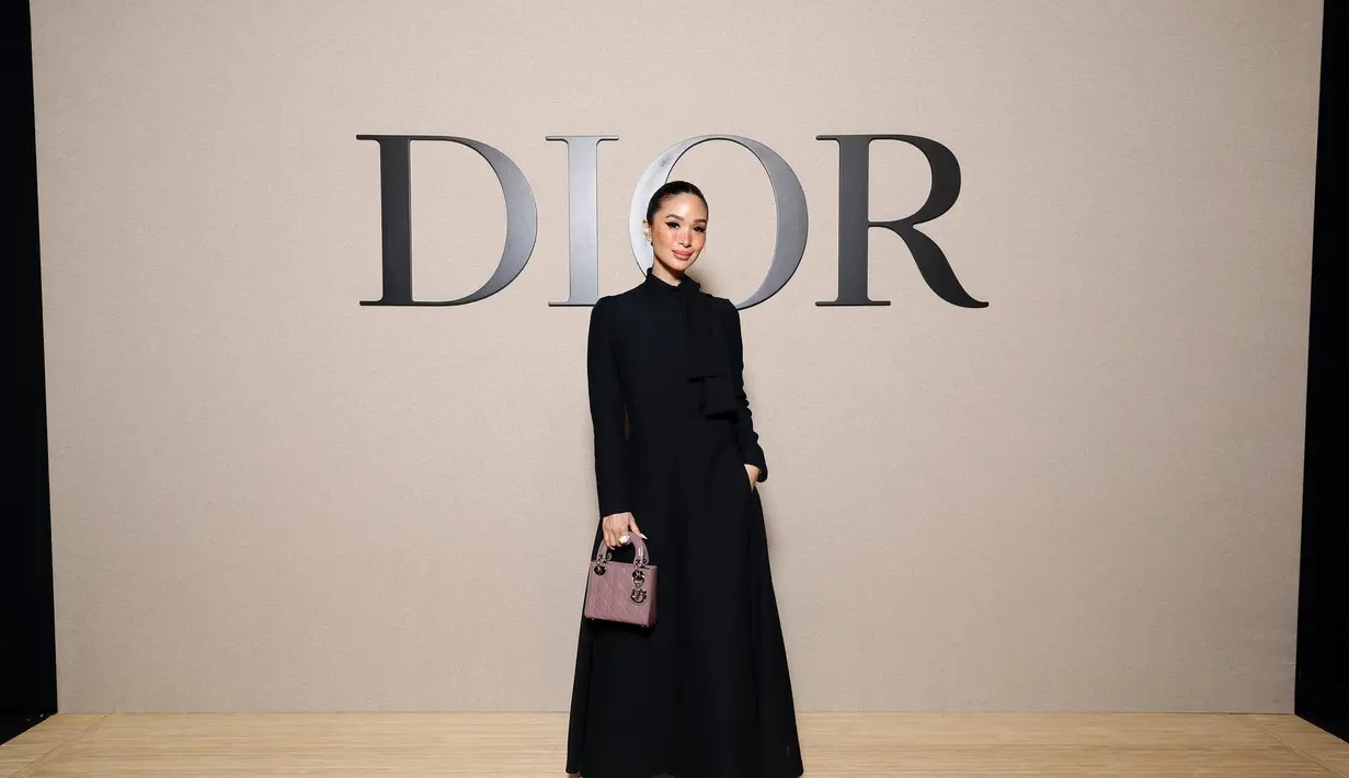 Heart Evangelista terlihat feminin dengan dress wool silk hitam panjang. Lady Dior cokelat tua jadi jinjingan kontras tapi senada [Dior]