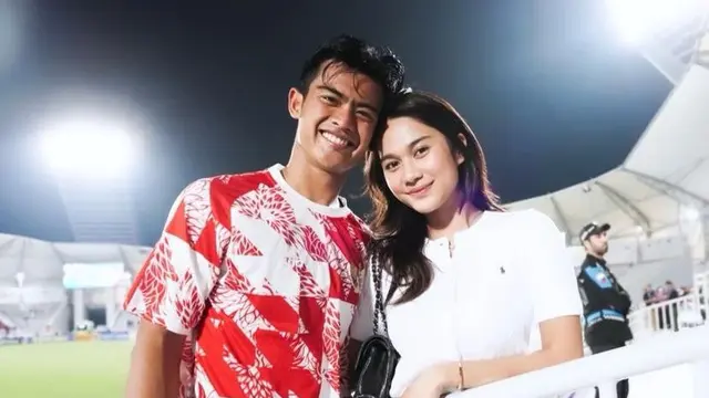 Gaya Kasual ala Anak Jaksel Azizah Salsha saat Beri Dukungan Pratama Arhan di Piala Asia U-23 2024 Qatar