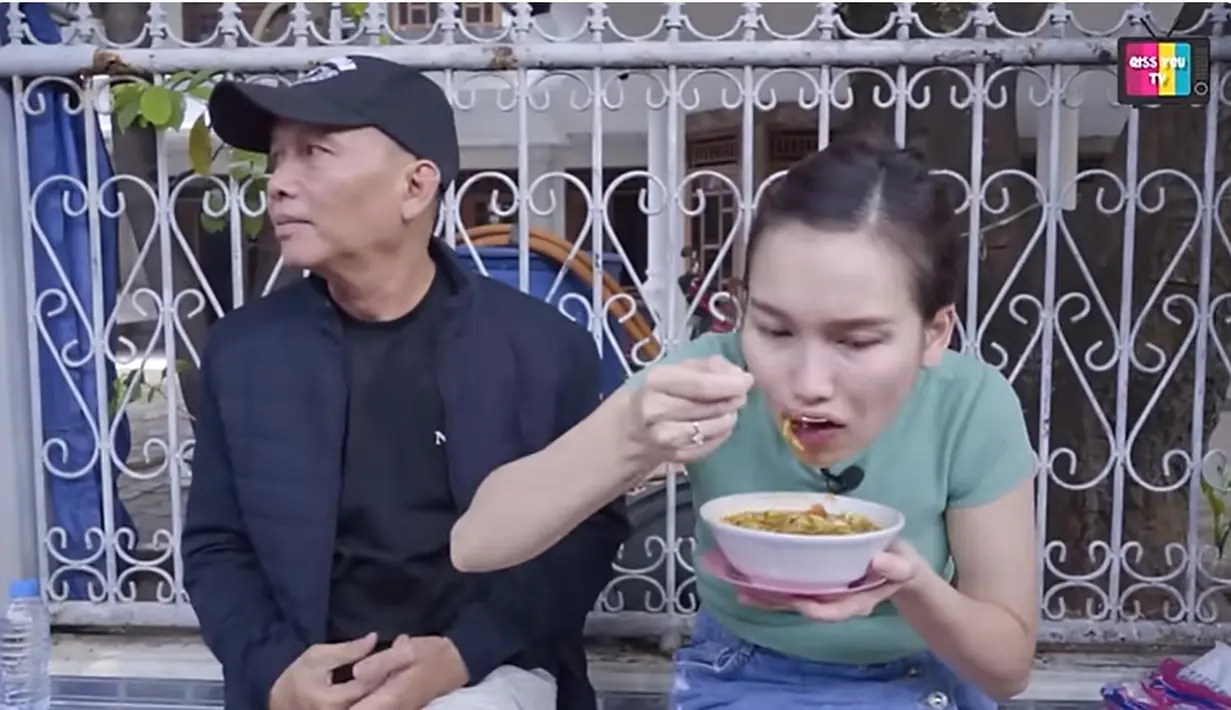 Ayu Ting Ting tampak beberapa kali memuji soto mie yang tidak jauh dari rumahnya. Tidak lama kemudian, ayahnya Abdul Rozak menyusul dan juga menikmati soto mie model ngemper depan pagar rumah orang. [Youtube/Qiss You TV]
