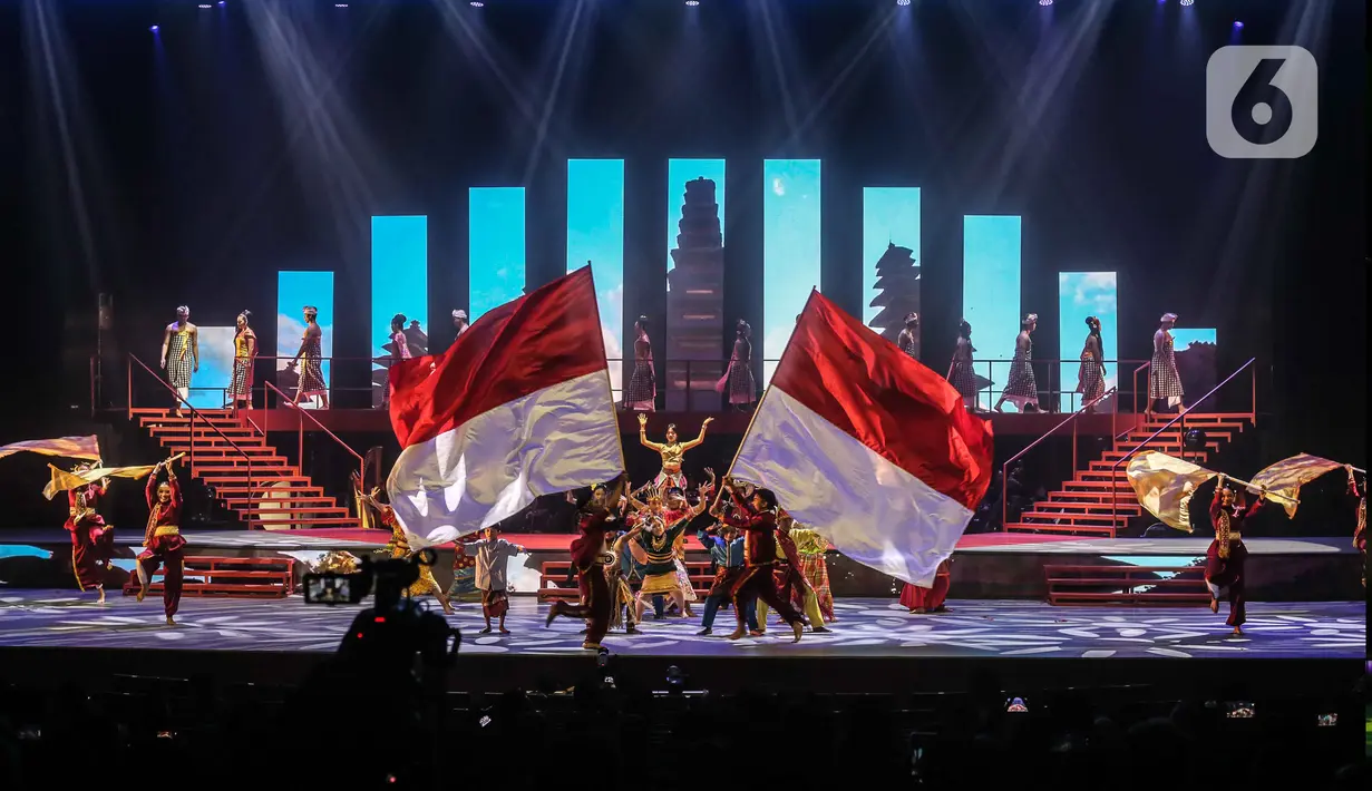 Penari membawa bendera Merah Putih saat tampil dalam pertunjukkan seni dan budaya "Pahlawan Nusantara" di JIEXPO Theatre Jakarta, Jumat (18/8/2023). (Liputan6.com/Faizal Fanani)