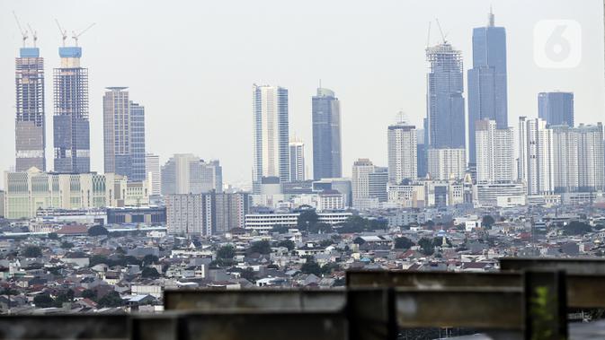 Suasana deretan gedung bertingkat dan perumahan padat penduduk di Jakarta, Sabtu (9/7/2022). Kementerian Keuangan mencatatkan realisasi Anggaran Pendapatan dan Belanja Negara (APBN) mengalami surplus sebesar Rp 73,6 triliun pada semester I/2022 atau mencapai 0,39 persen dari PDB. (/Johan Tallo)