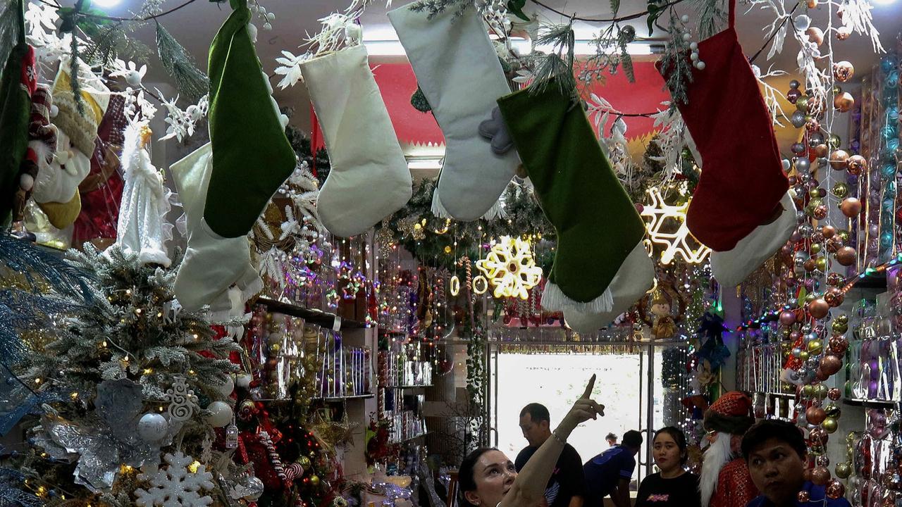 Jelang Natal Pernak Pernik Hiasan Natal Mulai Diserbu Warga
