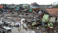 Pemandangan dari udara kawasan pemukiman nelayan di Kampung Sumur Pesisir, Pandeglang, Banten, Selasa (24/12). Warga Kampung Sumur berlari menyelamatkan diri ke bukit saat tsunami menerjang. (Merdeka.com/Arie Basuki)