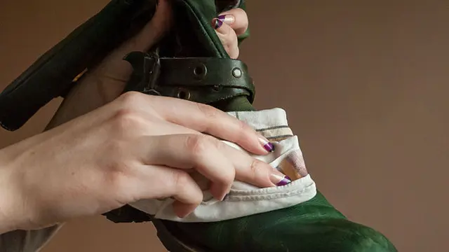 Begini Cara Bikin Sepatu Kinclong Tanpa Disemir