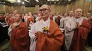 Sejumlah biksu wanita berdoa selama Konferensi Perdamaian Bhikkhuni Buddha Dunia di Seoul, Korea Selatan (12/4). (AP Photo / Ahn Young-joon)