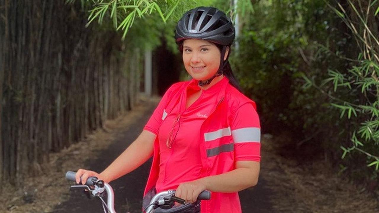 7 Gaya Annisa Pohan saat Bersepeda, Tetap Kece