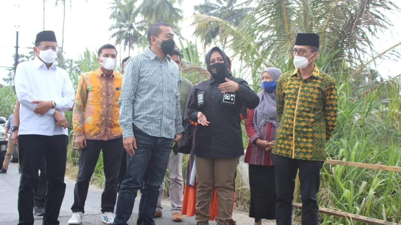 Anggota DPR-RI Rezka Oktoberia saat mengecek kondisi Jembatan Namang di Guguak. (Ist)