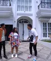 Artis Aldi Taher sekitar empat bulan menempati rumah barunya. Aldi yang dikenal salah satu publik figure yang unik itu memperoleh hadiah rumah senilai Rp5 Miliar dari seorang bos property. Berikut potret rumahnya. [Youtube/TRANS7 OFFICIAL]