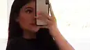 "1 bulaaaan" tulis Kylie Jenner sebagai keterangan mirror selfie video yang ia unggah. (Snapchat/KylieJenner)
