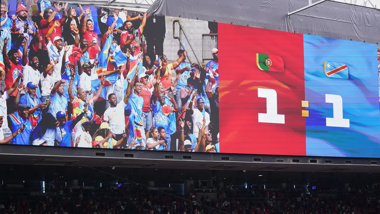 Para suporter RD Kongo yang sedang berselebrasi terlihat di layar besar setelah laga Grup K Piala Dunia 2026 antara Portugal vs RD Kongo