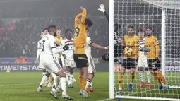 Pemain Wolves, Matheus Cunha (tidak terlihat) mencetak gol ke gawang Manchester United yang dijaga oleh Andre Onana melalui sepakan pojok langsung pada laga lanjutan Liga Inggris 2024/2025 yang berlangsung di Molineux Stadium, Wolverhampton, Inggris, Jumat (27/12/2024) WIB. (AP Photo/PA/David Davies)