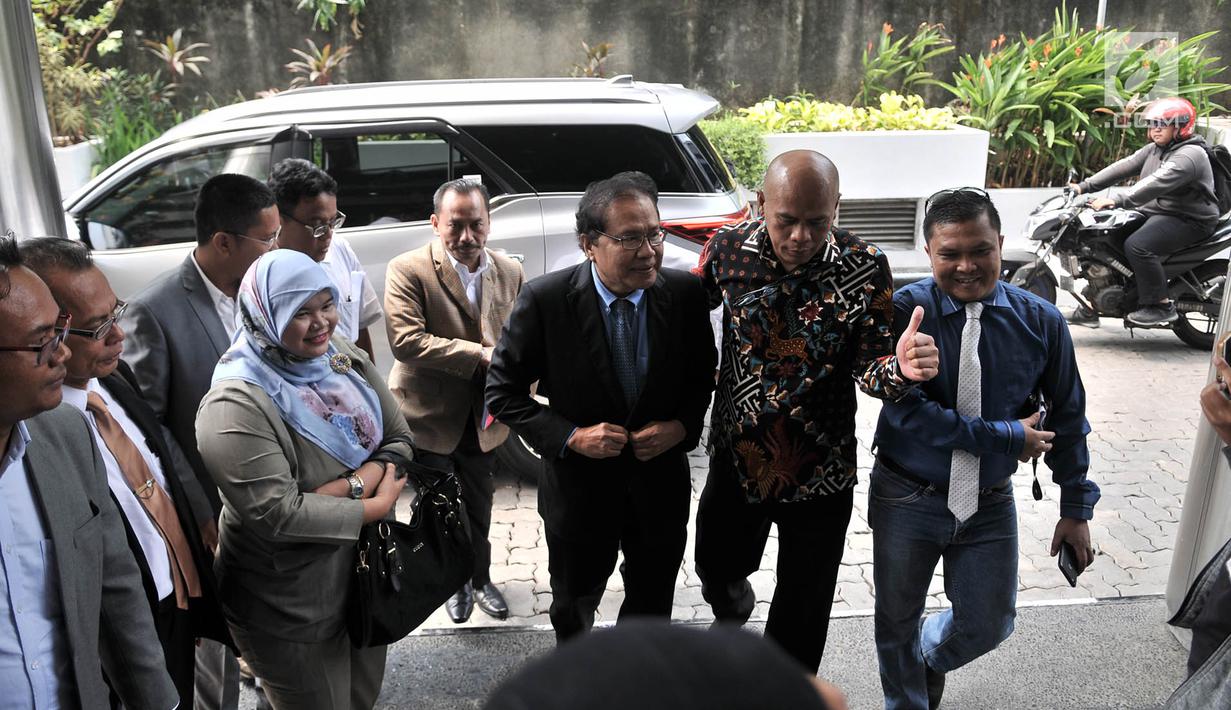 Mantan Menko Bidang Kemaritiman, Rizal Ramli tiba di Bareskrim Polri, Jakarta Pusat,  Selasa (16/10). Ditemani 60 pengacara, Rizal Ramli melaporkan Ketua Umum Partai NasDem Surya Paloh terkait dugaan pencemaran nama baik. (Merdeka.com/Iqbal S. Nugroho)