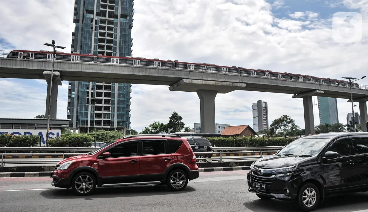 Kendaraan melintas di bawah Jembatan Bentang Panjang LRT Jabodebek kawasan Kuningan-Jalan Gatot Subroto, Jakarta Selatan, Kamis (24/2/2022). Jembatan sepanjang 148 meter tersebut diklaim sebagai yang terpanjang di dunia. (merdeka.com/Iqbal S. Nugroho)