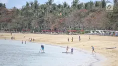 Sejumlah wisatawan asing berada di Pantai Nusa Dua, Bali setelah gempa bumi, Senin (6/8). Aktivitas pantai Nusa Dua Bali masih ramai wisatawan asing setelah adanya gempa 7 pada skala richter yang berpusat di Lombok, NTB. (Liputan6.com/Faizal Fanani)