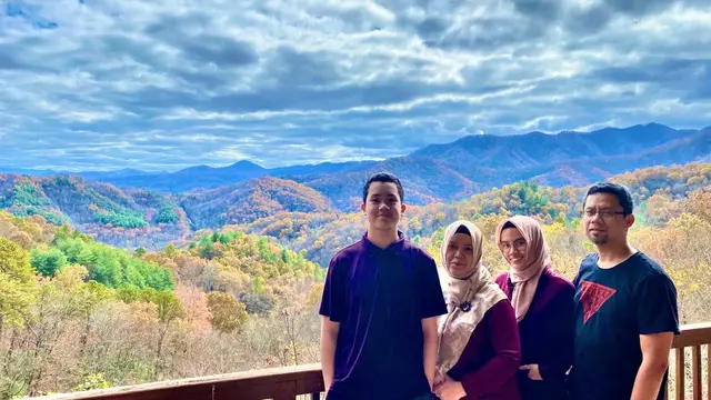 Vonny Yunistia berpose bersama keluarga. Diaspora Indonesia ini tinggal di Kota Cumming, Georgia, Amerika Serikat.