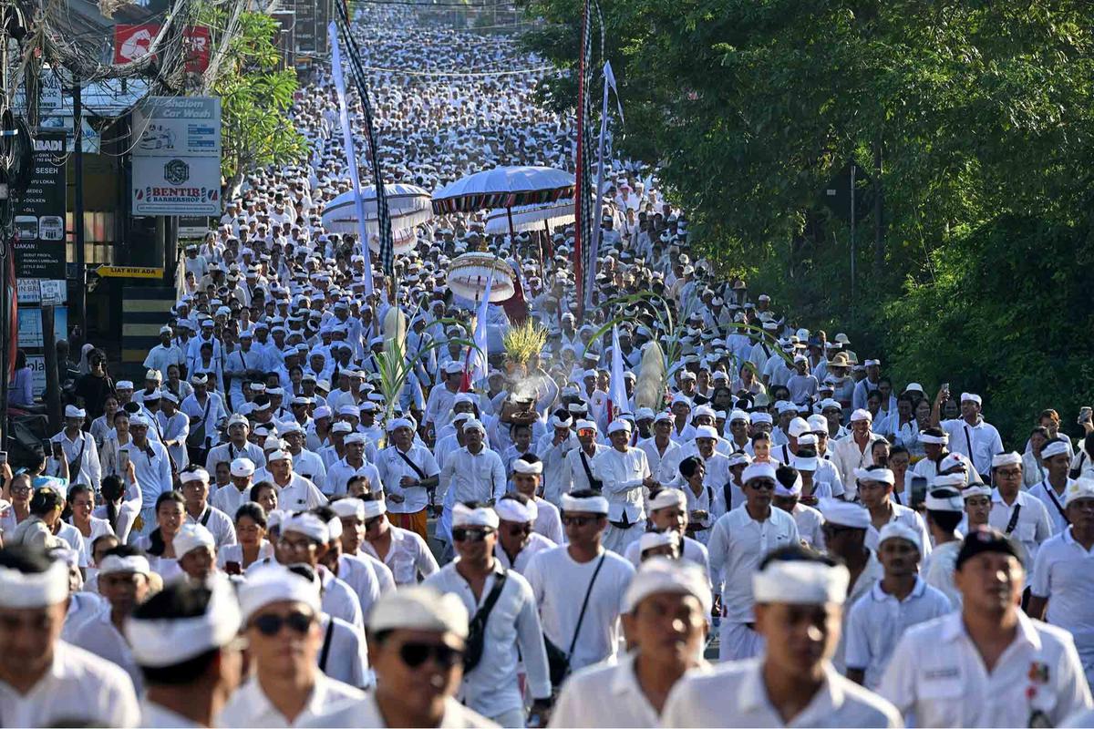 FOTO: Penampakan Ribuan Umat Hindu Berjalan Kaki sepanjang 15 KM menuju Pura Uluwatu Bali