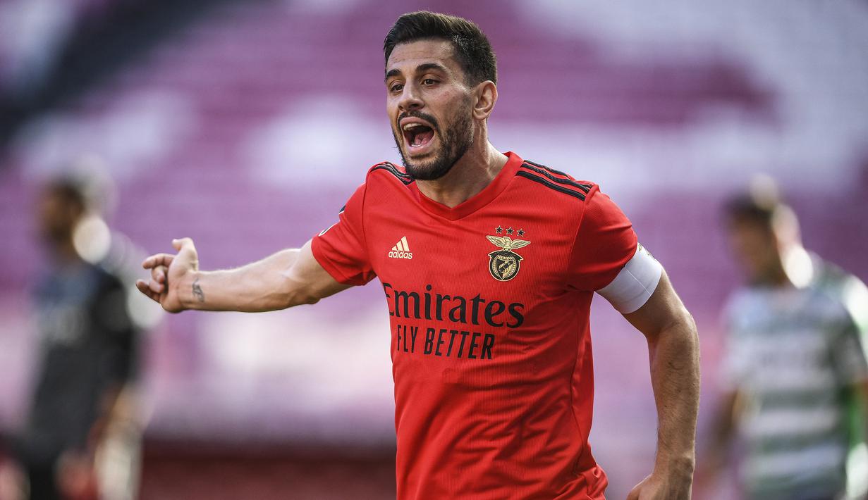 Pizzi. Gelandang serang Portugal berusia 32 tahun ini baru saja bergabung dengan klub asal Uni Emirat Arab Al-Wahda FC dengan status bebas transfer usai kontraknya habis bersama Benfica yang telah dibelanya sejak awal musim 2013/2014. Ia diikat oleh Al-Wahda FC dengan durasi kontrak hingga Juni 2024. Bersama Benfica ia total tampil dalam 360 laga di semua ajang dengan torehan 94 gol dan 95 assist. Ia juga sempat dipinjamkan ke dua klub Eropa, Espanyol dan Istanbul Basaksehir. (AFP/Patricia De Melo Moreira)