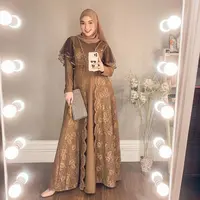 Untuk kesan modern, gamis brokat kombinasi satin warna cokelat berhiaskan manik membentuk v-neck dengan cutting ruffle pada lengan bikin lookmu elegan. (Instagram/citraciki).