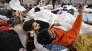 Pelajar dari India yang belajar di Ukraina yang melarikan diri dari konflik berfoto selfie di sebuah kamp pengungsi di Voluntari, Rumania, 1 Maret 2022. PBB menyampaikan informasi bahwa jumlah pengungsi dari Ukraina akibat invasi Rusia telah melebihi setengah juta orang. (AP Photo/Andreea Alexandru)