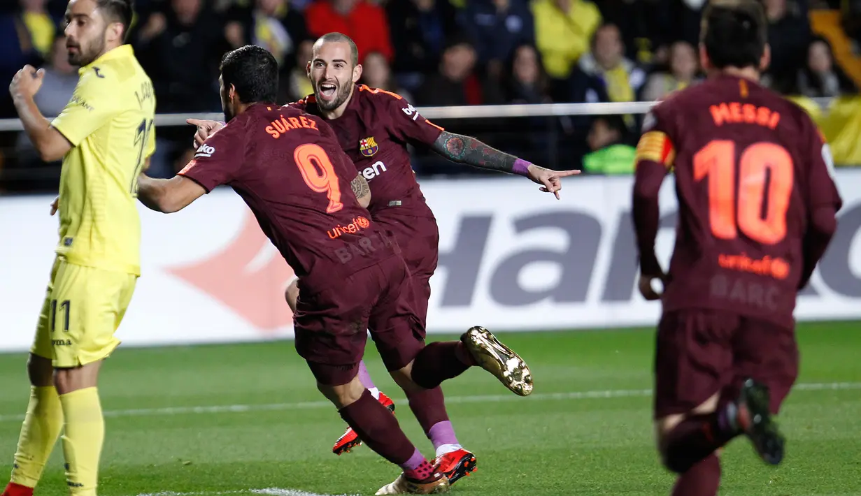 Pemain Barcelona, Luiz Suarez berselebrasi setelah berhasil mencetak gol ke gawang Villarreal pada jornada ke-15 La Liga di Stadion Ceramica, Minggu (10/12). Barcelona menang dengan skor 2-0 .  (AP/Alberto Saiz)