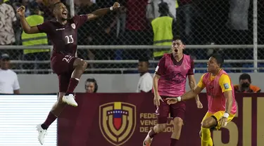 Penyerang Venezuela Salomon Rondon (kiri) berselebrasi setelah mencetak gol kedua untuk timnya ke gawang Chile pada laga keempat Kualifikasi Piala Dunia 2026 zona CONMEBOL di Stadion Maturin, Rabu (18/10/2023). (AP Photo/Ariana Cubillos)