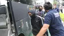 Petugas kepolisian mengamankan sejumlah oknum di kawasan Bundaran HI, Jakarta, Senin (11/4/2022).
Oknum tersebut diamankan karena diduga sebagai penyusup saat demo 11 April yang digelar oleh Badan Eksekutif Mahasiswa Seluruh Indonesia (BEM SI). (Liputan6.com/Herman Zakharia)