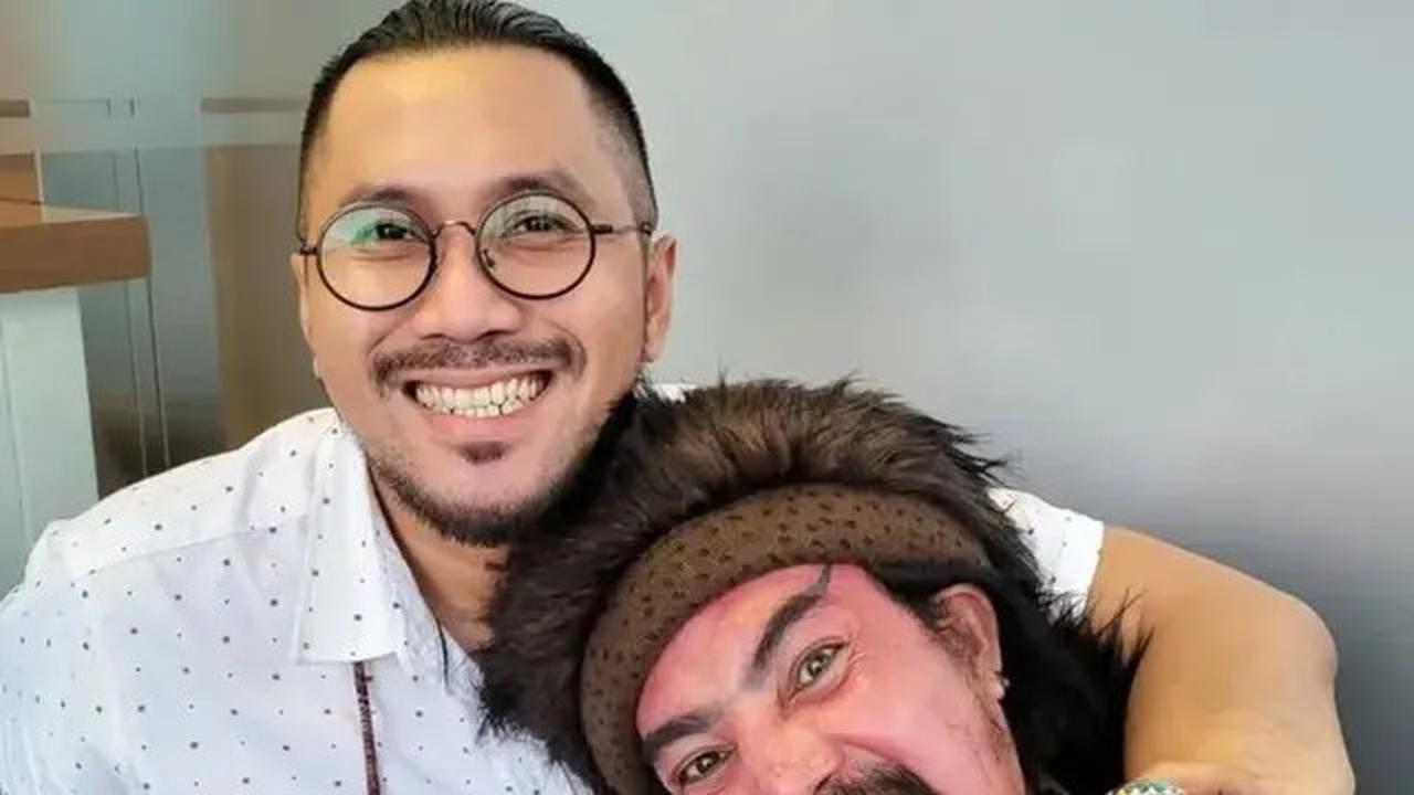 Intip Potret Limbad Pamer Gigi Taring yang Nyentrik, Ceritanya saat Umrah Viral