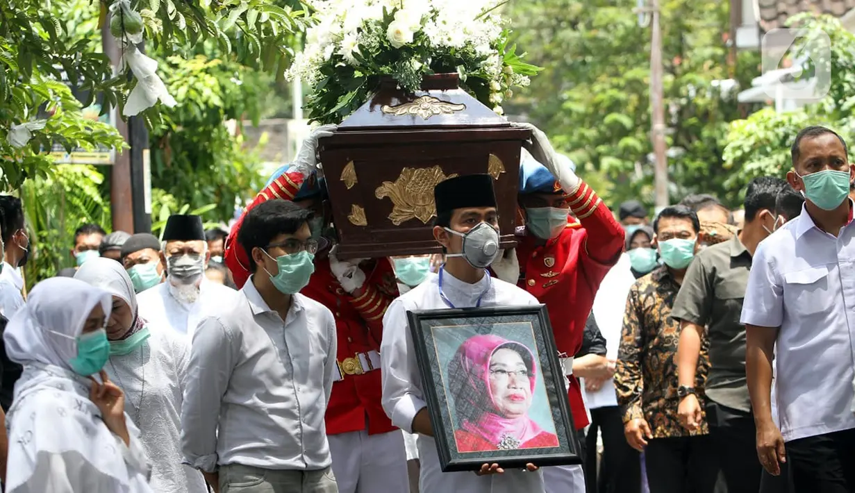 Putra Presiden Joko Widodo atau Jokowi, Gibran Rakabuming Raka (tengah) membawa foto sang nenek Sudjiatmi Notomihardjo saat akan disalatkan di masjid dekat kediamannya di Solo, Jawa Tengah, Kamis (26/3/2020). Sujiatmi Notomiharjo wafat di RST Slamet Riyadi, Solo. (Liputan6.com/Fajar Abrori)