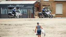 Petugas kepolisian berpatroli di pantai di Dunkirk, Prancis (16/5/2020). Disertai langkah-langkah pencegahan seperti menjaga jarak sosial, sejumlah pantai di Prancis utara dibuka kembali mulai Sabtu (16/5) setelah pelonggaran lockdown akibat merebaknya wabah COVID-19. (Xinhua/Sebastien Courdji)