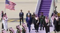 Presiden Amerika Serikat Donald Trump berjalan bersama Putra Mahkota Arab Saudi Mohammed bin Salman selama upacara penyambutannya di Bandara Internasional Raja Khalid di Riyadh, Selasa (13/5/2025). (Dok. AP/Alex Brandon)