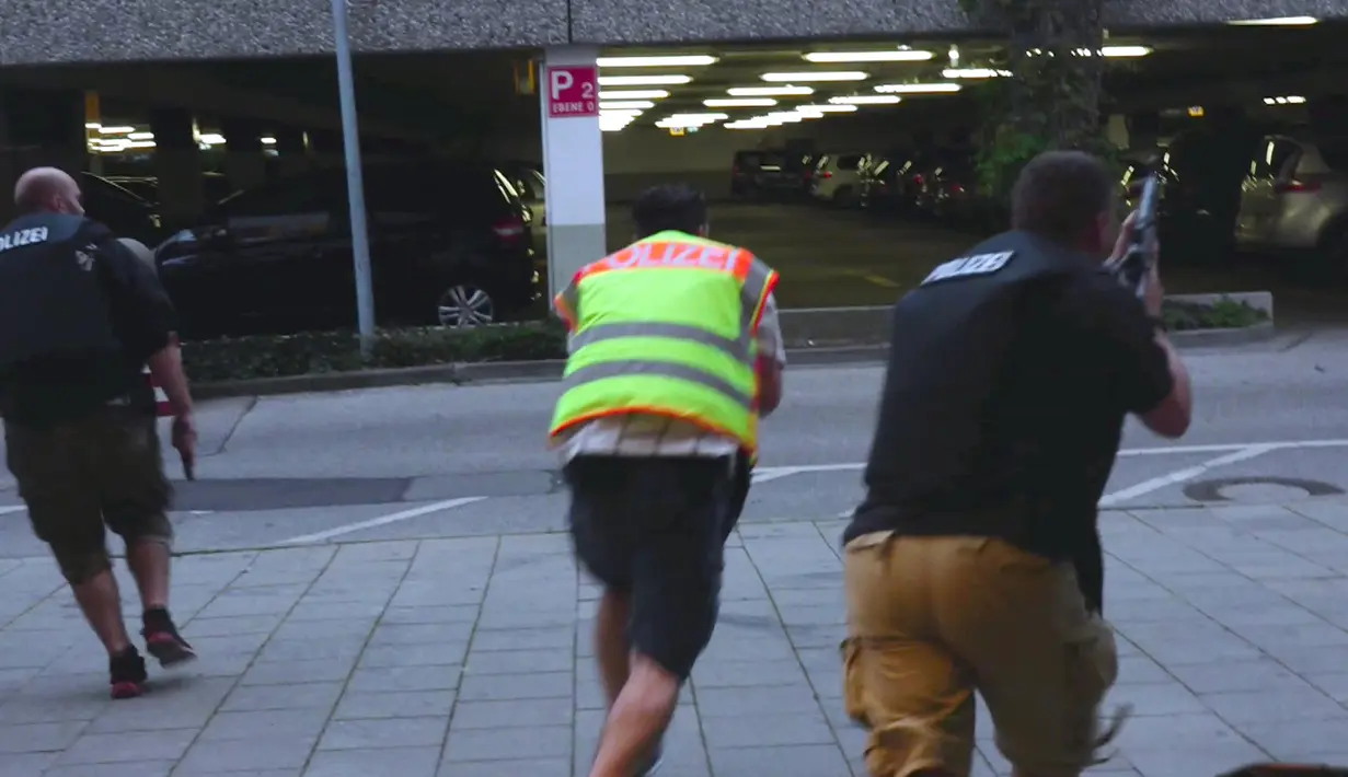 Petugas polisi Jerman berlari memasuki pusat perbelanjaan Olympia untuk memburu pelaku penembakan di Munich, Jerman (22/7). Penembakan ini hanya berselang tiga hari setelah terjadinya penyerangan di kereta api Jerman. (dedinac/Marc Mueller/REUTERS)