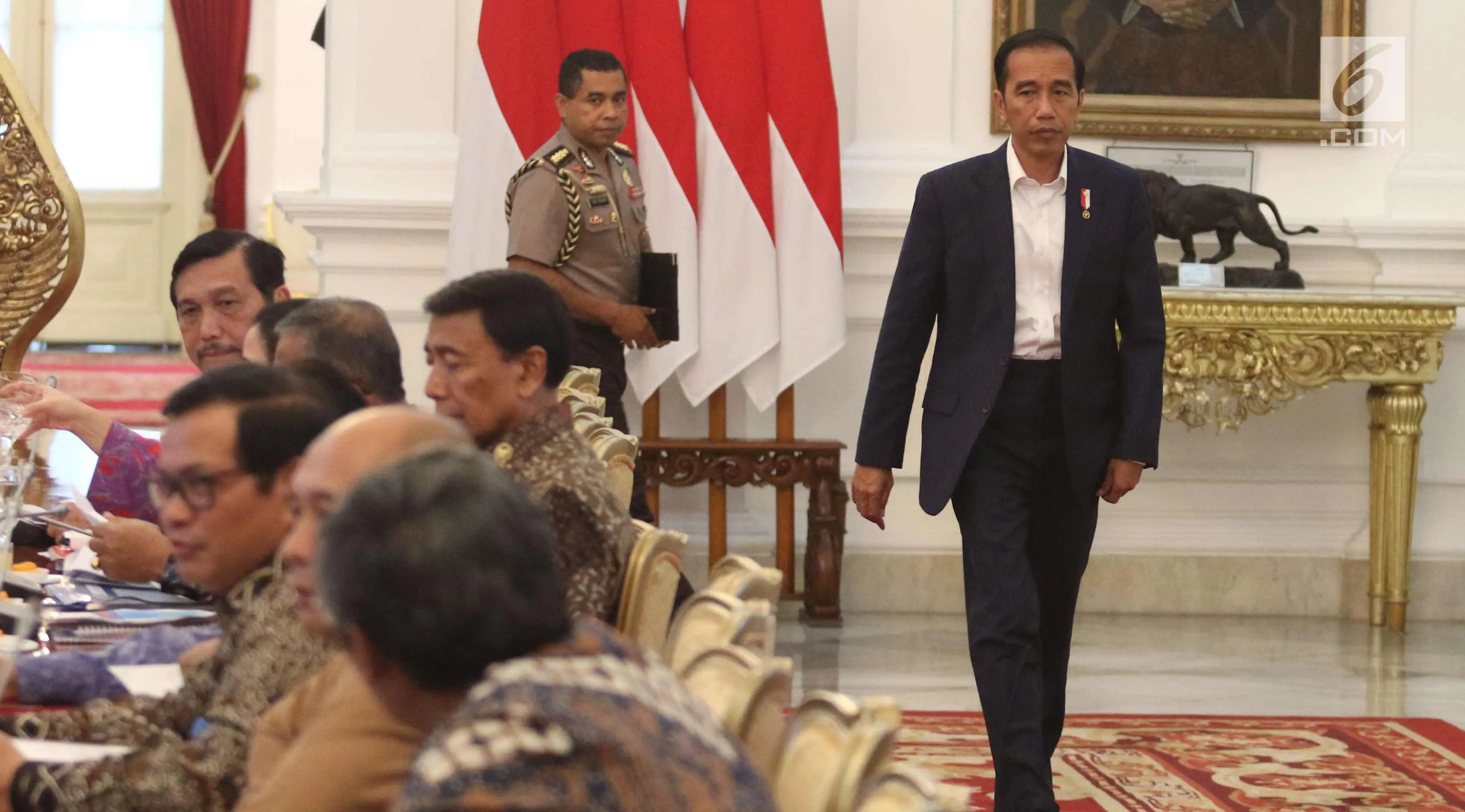 Presiden Joko Widodo berisap mengikuti rapat terbatas di Istana Merdeka, Jakarta, Senin (18/12). Dalam ratas tersebut Jokowi membahas persiapan Natal dan Tahun Baru. (Liputan6.com/Angga Yuniar)