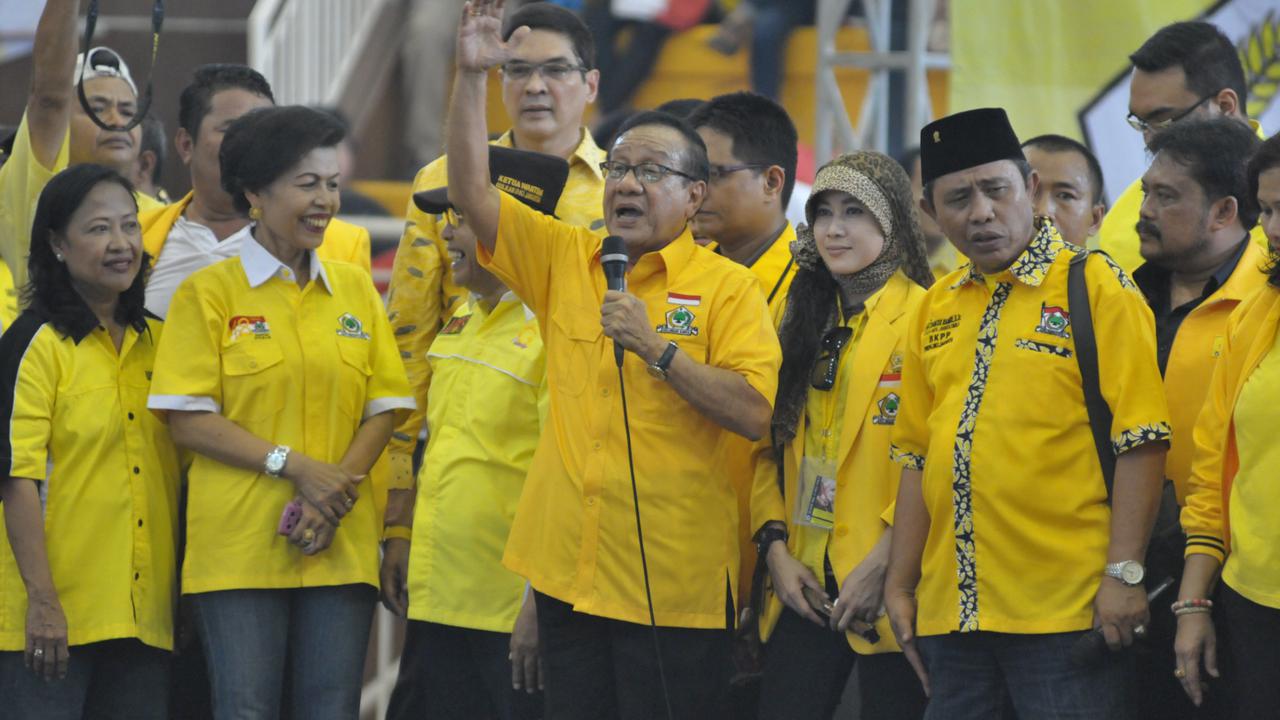 [FOTO] Aneka Ekspresi Jurkam Golkar Saat Kampanye di GOR Ciracas