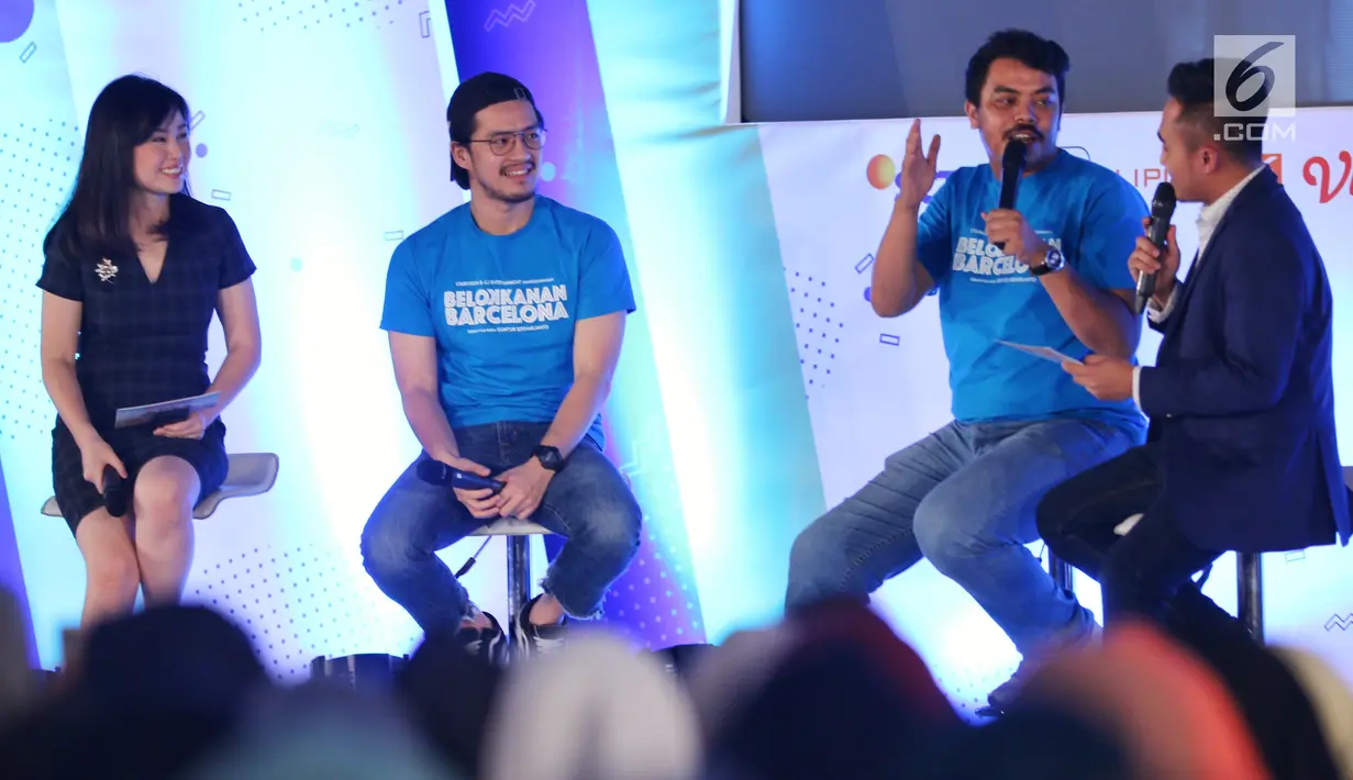 Pemain Belok Kanan Barcelona, Morgan Oey dan Ananta Rispo saat menjadi pembicara dalam acara Emtek Goes To Campus (EGTC) 2018 Di Dome Universitas Muhammadyah Malang, Kamis (27/9). (Liputan6.com/Johan Tallo)