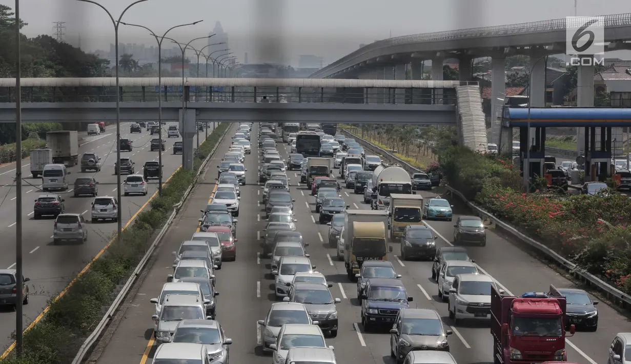<p>Sejumlah kendaraan terjebak kemacetan di Tol Jagorawi, Jakarta, Sabtu (6/7/2019). Direktur Eksekutif KPPB Ahmad Safruddin menilai pembatasan kendaraan pribadi melintas di ruas-ruas tertentu perlu diintensifkan untuk membantu mengurangi polusi udara. (Liputan6.com/Faizal Fanani)</p>