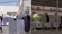 Kegiatan jemaah haji Indonesia mencuci baju di Makkah. (Dok: TikTok&nbsp;@dindaansaid)