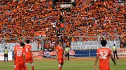 Ribuan suporter tim Macan Kemayoran memenuhi tribun penonton untuk menyaksikan laga Persija melawan Persela di Stadion GBK Jakarta, Minggu (1/3/2015). (Liputan6.com/Helmi Fithriansyah)