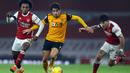Gelandang Wolverhampton Wanderers, Pedro Neto (tengah), ditempel dua pemain Arsenal, Willian (kiri) dan Hector Bellerin dalam laga lanjutan Liga Inggris 2020/21 pekan ke-9 di Emirates Stadium, London, Minggu (29/11/2020) waktu setempat. Wolverhampton mengalahkan Arsenal 2-1. (AFP/Julian Finney/Pool)