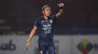 Pemain Arema FC, Kushedya Hari Yudo merayakan gol pertama timnya saat laga pekan kesembilan BRI Liga 1 2021/2022 antara Arema FC melawan Persita Tangerang di Stadion Sultan Agung, Bantul, Rabu (27/10/2021). (Bola.com/Bagaskara Lazuardi)