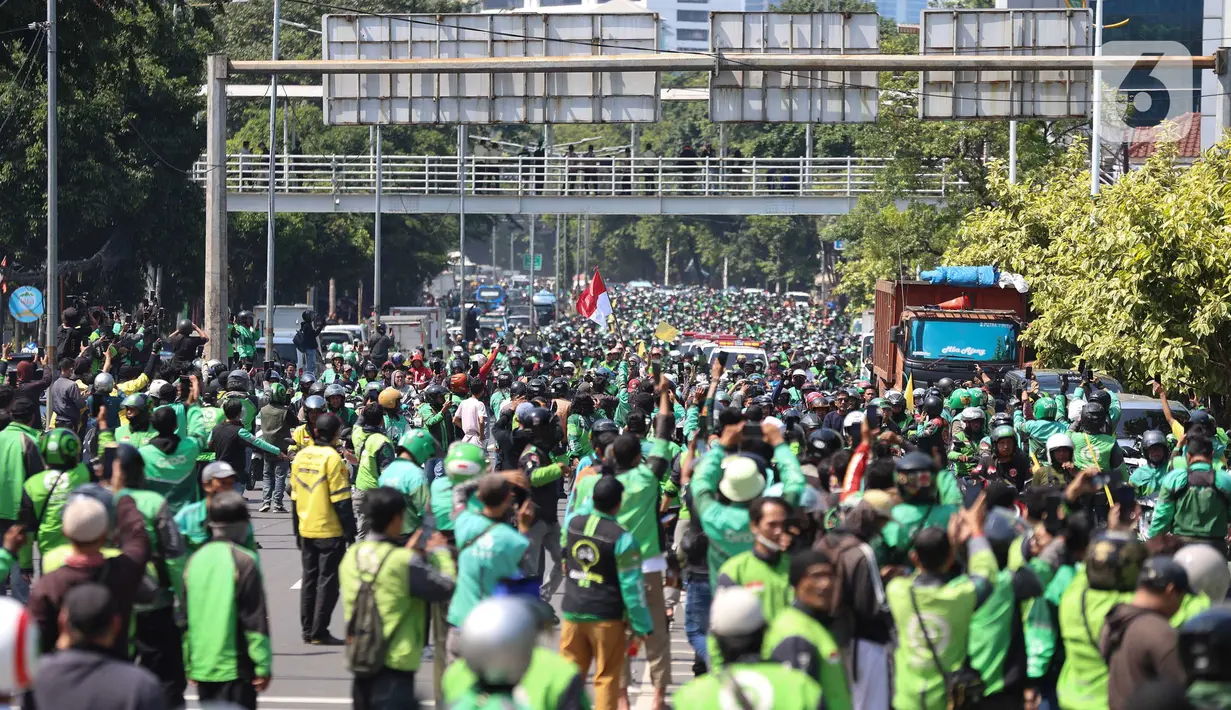Ribuan pengemudi ojek online (ojol) memenuhi ruas jalan di sekitar Tempat Pemakaman Umum (TPU) Karet Bivak, Jakarta, Jumat (29/8/2025). (Kapanlagi.com/Budy Santoso)
